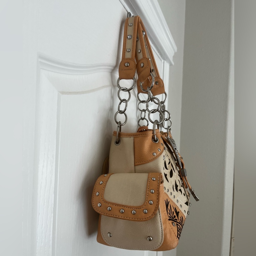 Cowgirl Trendy Peachy Tan and Cream Western Conceal and Carry Handbag - Picture 4 of 16